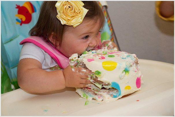 Ребенок ест вкусный торт